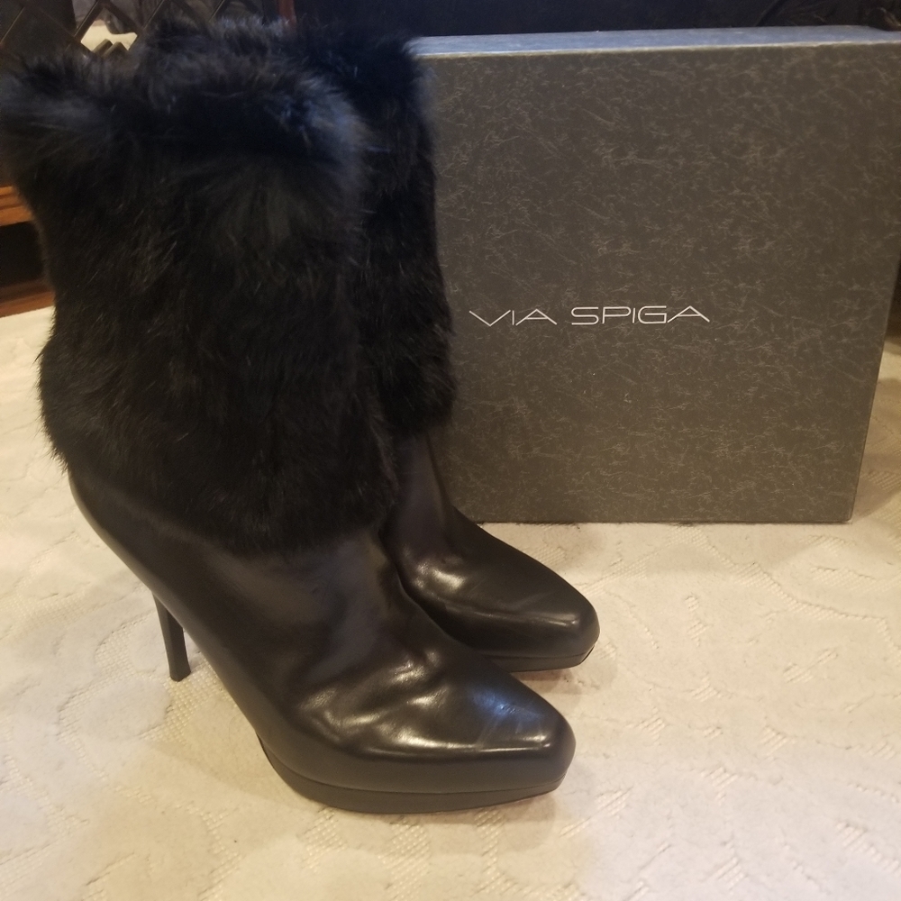 Via Spiga Black ankle boots fur tops and side zipper.